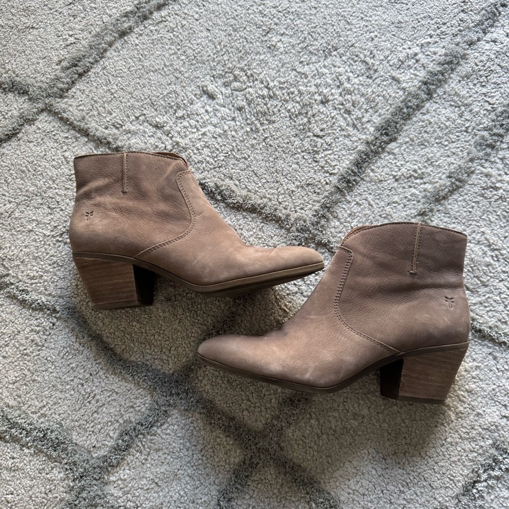 Frye Leather Ankle Boots booties Pointed Toe Gray Side Zip heels Size 9